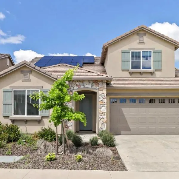 Monthly or Daily Stay in Spacious 4BD for Family or Work with Outdoor backyard and BBQ grill, hotel in Folsom