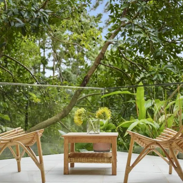 Secluded rainforest getaway، فندق في Currumbin Valley