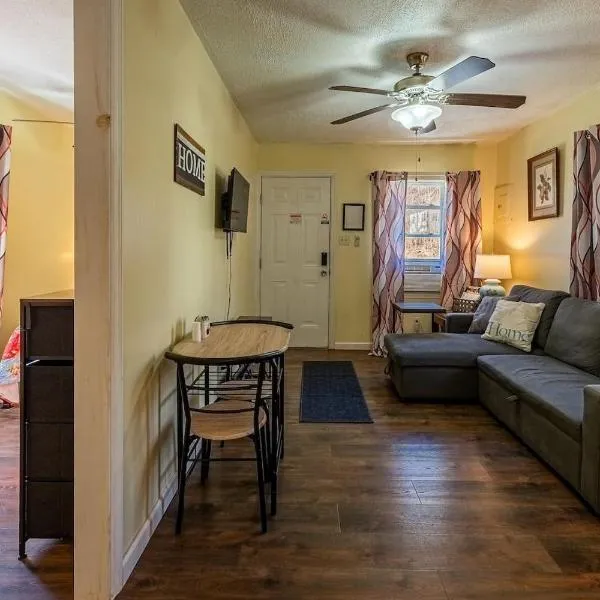 Quaint Cabin By The Creek Privat, Hotel in Pipestem