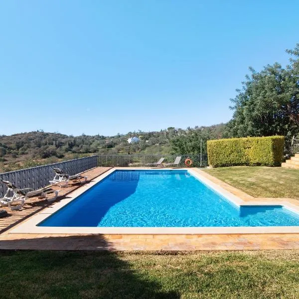 Casa no Campo com vista mar, hotel u gradu Lole
