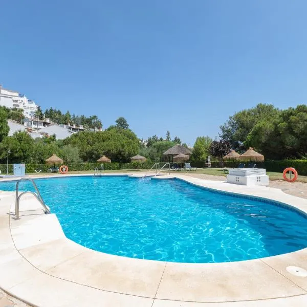 Lovely 2 bed apt overlooking golf, hotel in Mijas Costa
