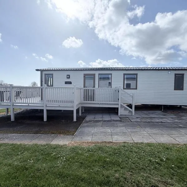Caravan With A Spacious Decking Area At Sand Le Mere Park, Yorkshire Ref 71062Me, khách sạn ở Tunstall