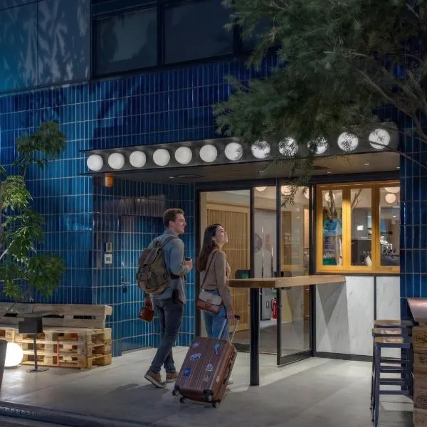 CAFE/MINIMAL HOTEL OUR OUR: Tokyo'da bir otel