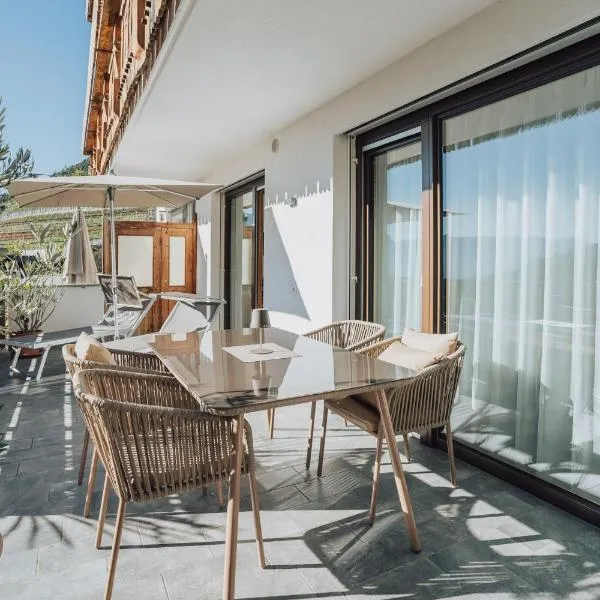 Oberegghof Ferienwohnung Garten, Hotel in Riffian