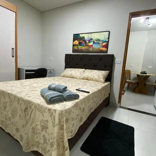 Apartamento compacto de 1 quarto com suíte, viešbutis mieste Maringa
