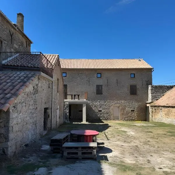 Domaine avec vue cirque du Levancou, hotell sihtkohas Saint-Georges-de-Luzençon