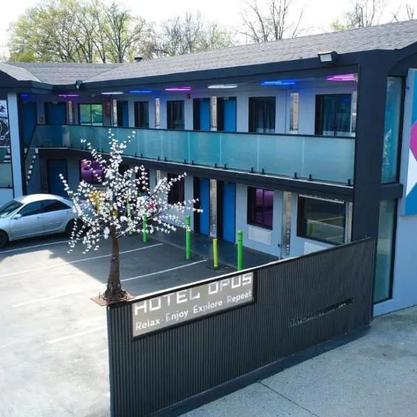 Hotel OPUS Bronx Near Bay Plaza Mall, hotel di Bronx