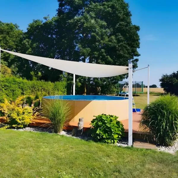 Idyllisches Dorfhaus Vor Usedom, hotell sihtkohas Gützkow