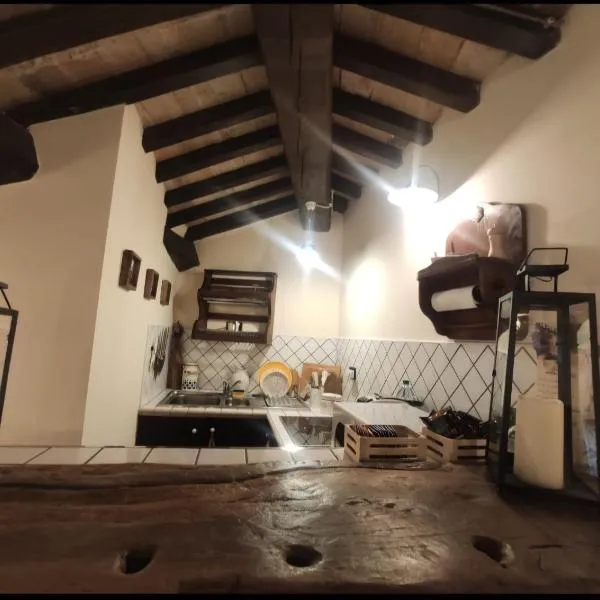 Una Casetta nel Bosco โรงแรมในCastelraimondo
