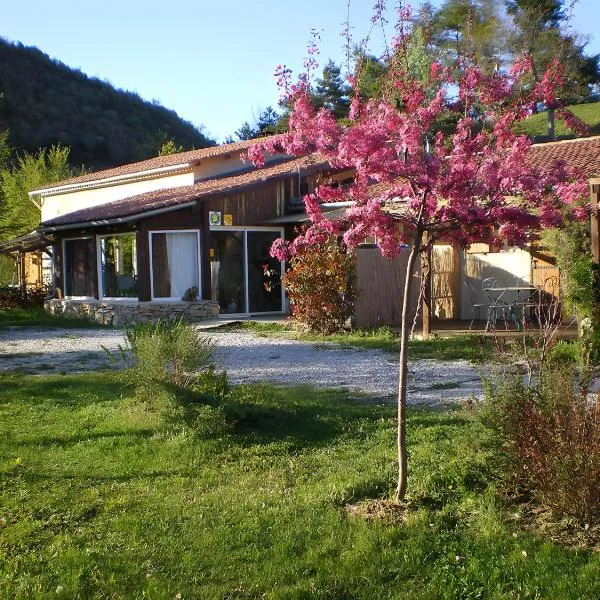 Les Planious, hotel u gradu LʼÉpine