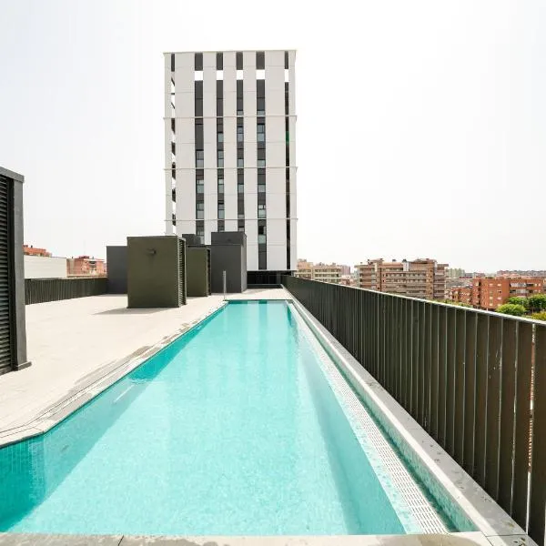 Sunsets and the pool in Barcelona, hotelli kohteessa Cornellà de Llobregat