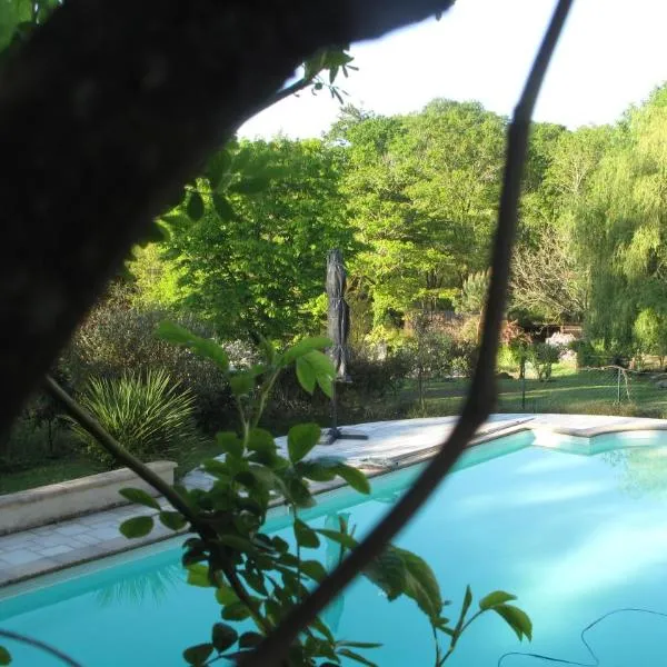 Maison d'hôtes, Calme et Piscine, hotel i Habas
