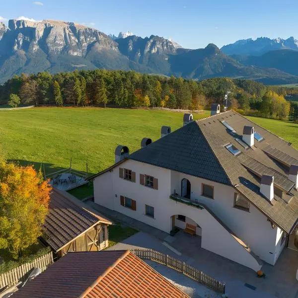 Ferienwohnung Schlern Bio Schrofhof: Collalbo şehrinde bir otel