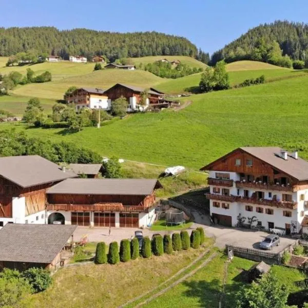 Veltierhof Villnöß، فندق في فونيس