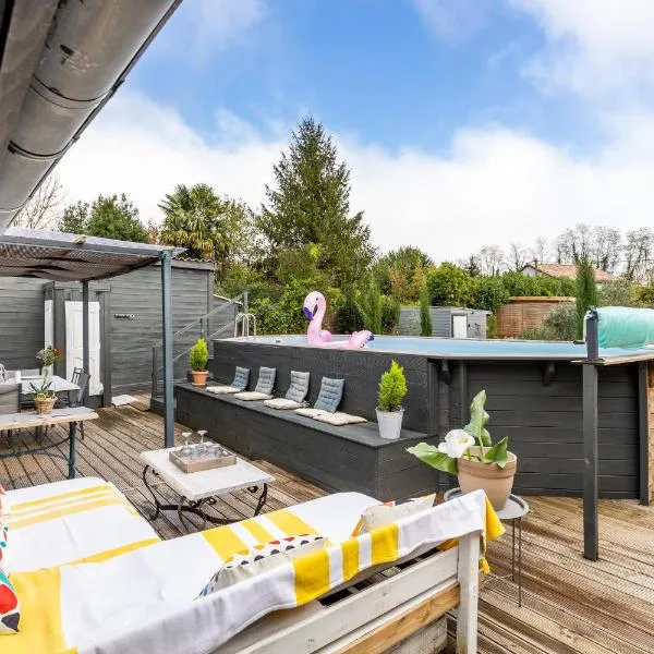 Demeure en pierre avec piscine, hotel in Vertheuil-en-Médoc