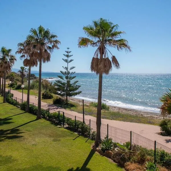 Fantastic beachfront apartment, hotel in Estepona