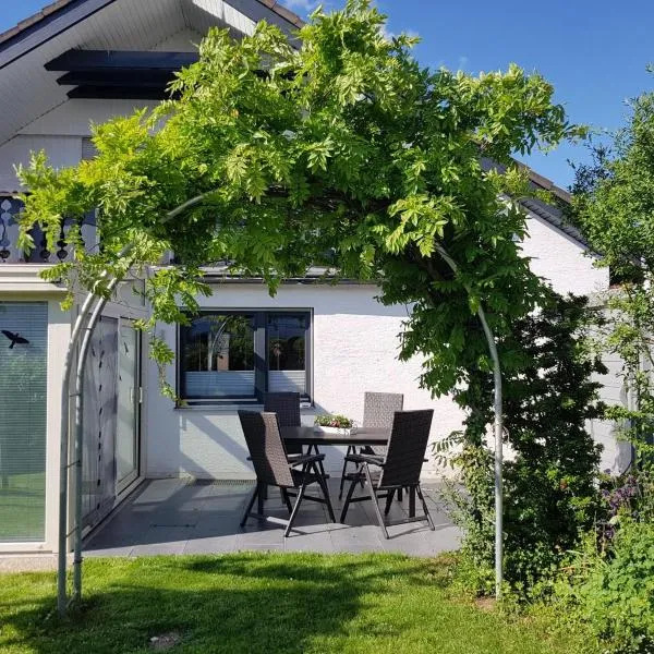 Ferienwohnungen Lilie Und Dahlie، فندق في مونزينغن