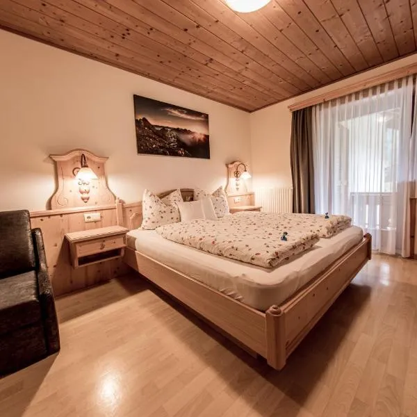 Mösslhof App Garten, hotel en Braies