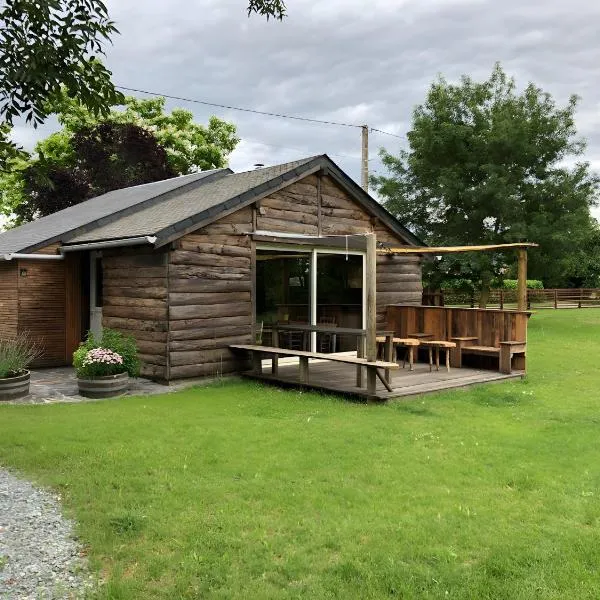 Cabane Au Bord D'un Étang, Hotel in Brissac-Quincé