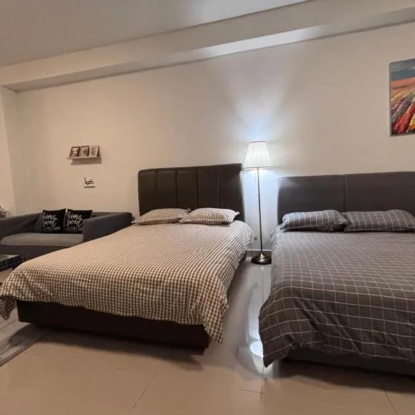 SS15 Courtyard Subang Jaya Sunway 4 Pax 2 QueenBed Studio Big 65 Inch TV Netflix WiFi, hotel in Subang Jaya
