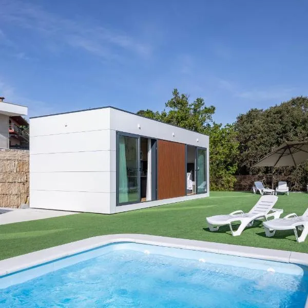 Bungalow 2 con piscina en la playa – hotel w mieście Pobra do Caramiñal
