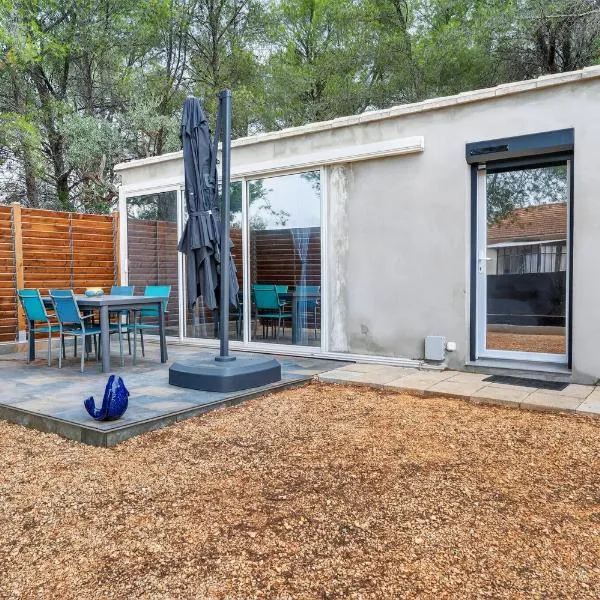 Cabanon des Amandiers avec terrasse, hotel in Sanary-sur-Mer