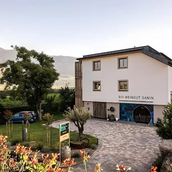 Bio Weingut Sanin, hotel in Magrè allʼ Adige