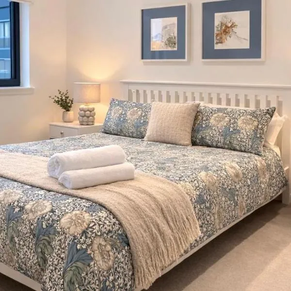 Private room and bathroom in shared flat with parking, hotel in Glasgow