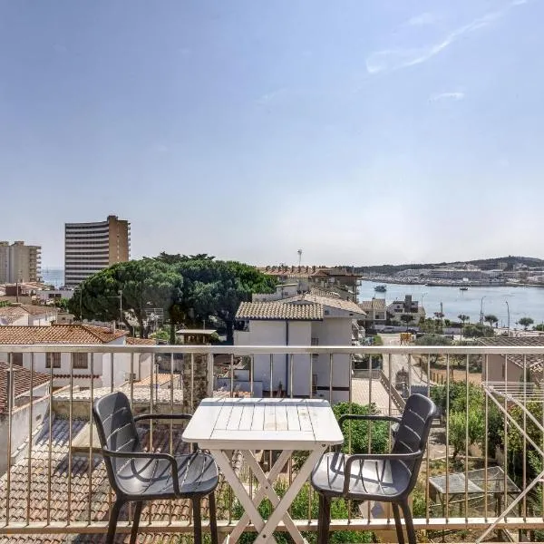 Apartamento ático en L'Escala, hotel i L'Escala