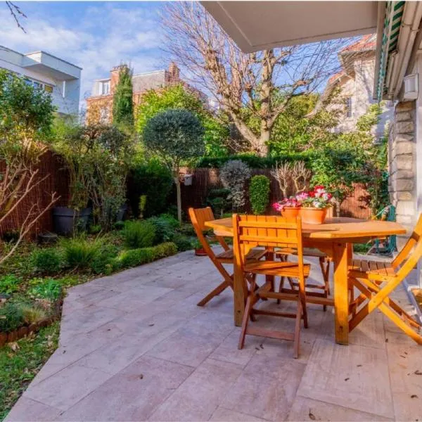 Appartement 90m2 Sur Jardin Clos, hotel v destinácii Saint-Cloud