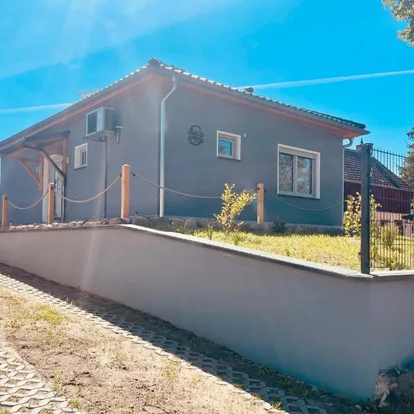 Zur Schwalbe، فندق في Melzow