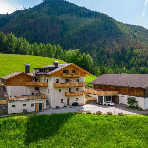 Planerhof Apartment Enzian، فندق في فونيس