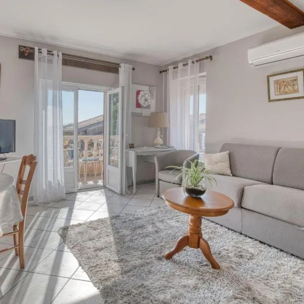 Chez Anne Marie Et Daniel, מלון בGardouch