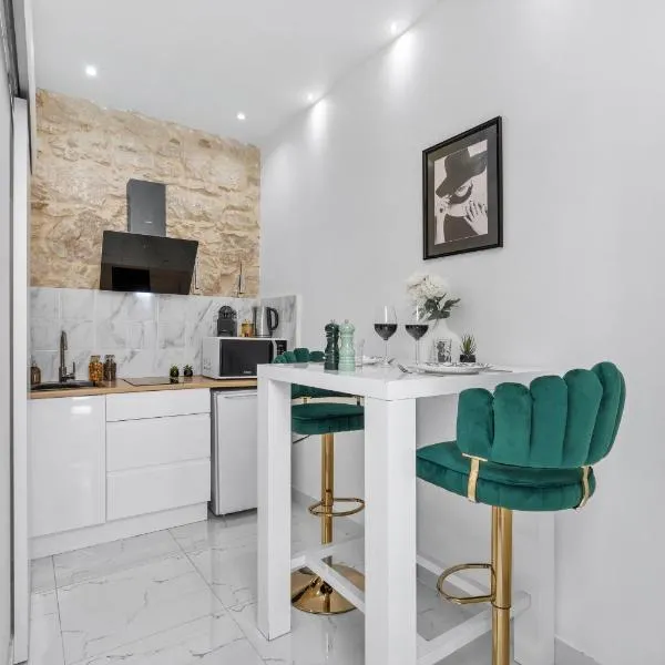 Terrace - City Center - Beach - Air conditioning - WiFi - Tram - Equipped Kitchen - Quiet, Hotel in Nizza