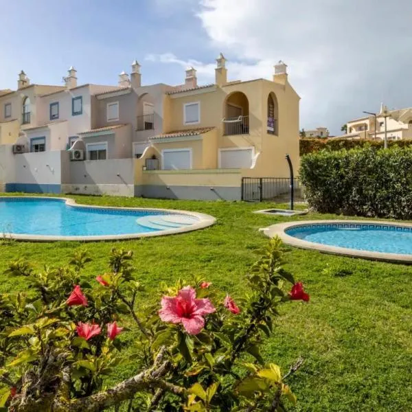 Casa Cláudia - Cond Atalaia, viešbutis Lagose
