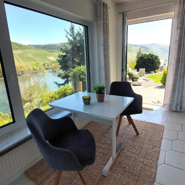 Ferienwohnung Märchenhain am Mittelrhein - Top-Lage mit Rheinblick, Terrasse & Garten, 2 Schlafzimmer und 2 Bäder, Hotel in Niederheimbach