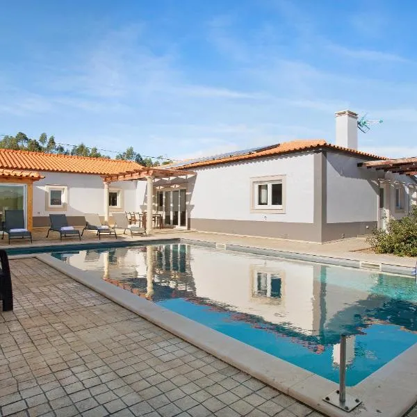 Viesnīca Villa Rosa com Piscina e Jacuzzi pilsētā Salir de Matos