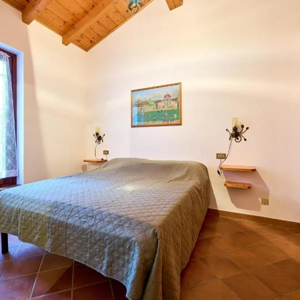 Casa Bruna - 100m dal Lago Maggiore, hotel in  Monvalle 