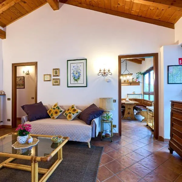 Casa Bruna - 100m dal Lago Maggiore, hotelli kohteessa  Monvalle 