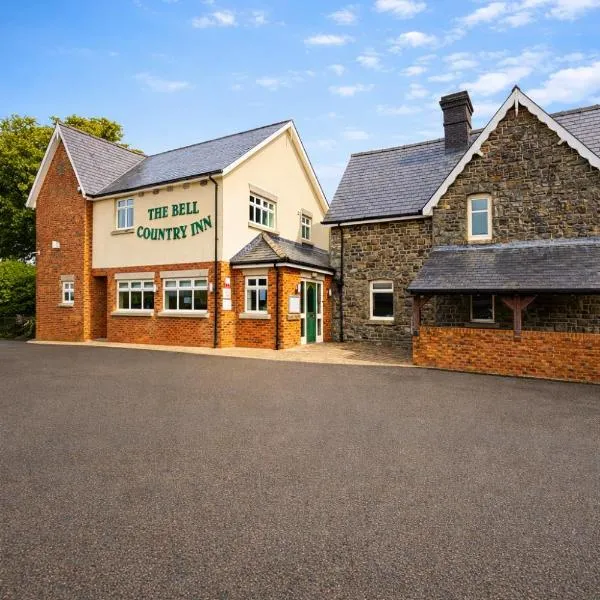 The Bell country inn: Llanyre şehrinde bir otel