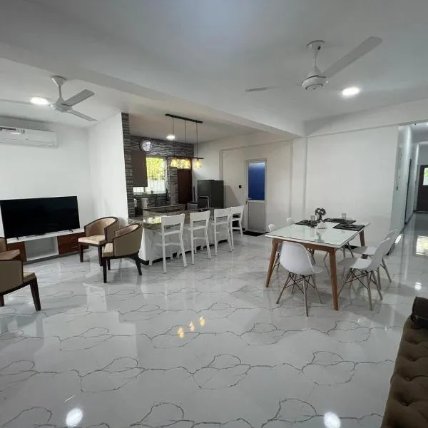 Luxe Mini-Suite Maharagama, hotel i Maharagama