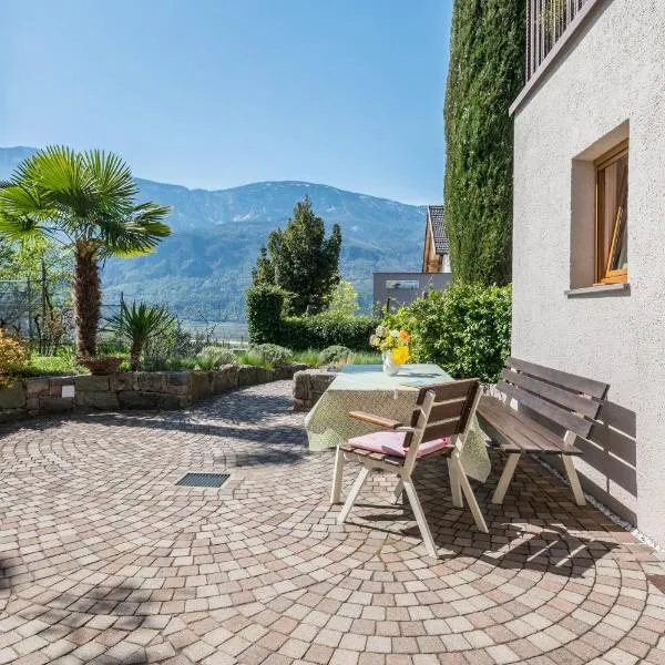 Haus Rosengarten Apt A, hotel din Terlano