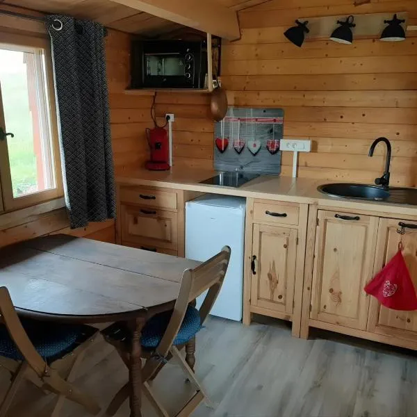 Gîte à la ferme- Chalet à la nuitée, Hotel in Mazan-lʼAbbaye