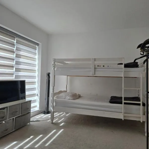 Serenity Place females co-share, hotel in Brompton