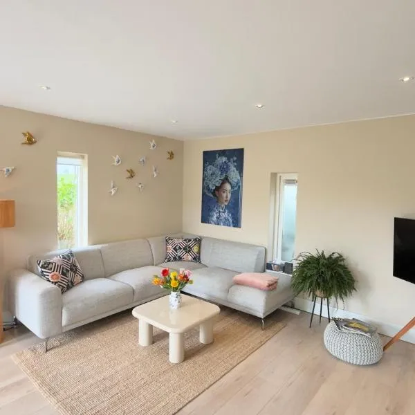 Tulipa Near Beach & Dunes with Free Parking, hotel i Noordwijkerhout