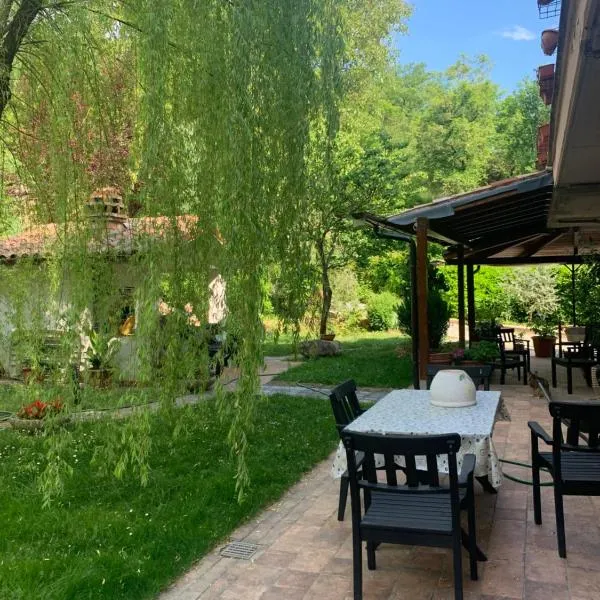 Bilocale con giardino LAGO DEL TURANO, hotelli kohteessa Pietraforte
