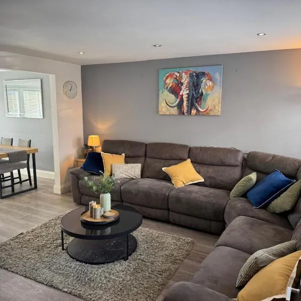 Stylish Family Home, Sleeps 6, Parking and Garden, hotel di Roffey