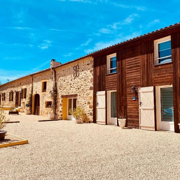 Two Holiday Homes with 6 Bedrooms, Air Con & Private Heated 10x4M Salt Water Pool - 40 Mins from Bergerac, hotel v destinaci Capdrot