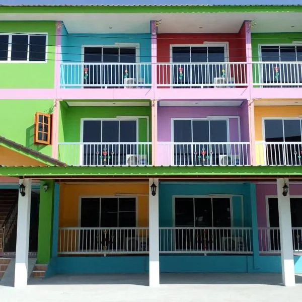 Rueangsrisiri Guesthouse 2, hôtel à Ban Khlong Takhian