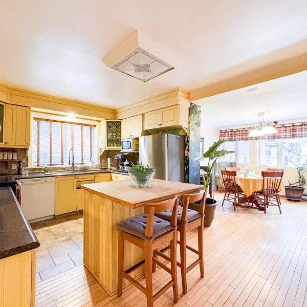 Maison Des Jardins B & B, хотел в Монреал